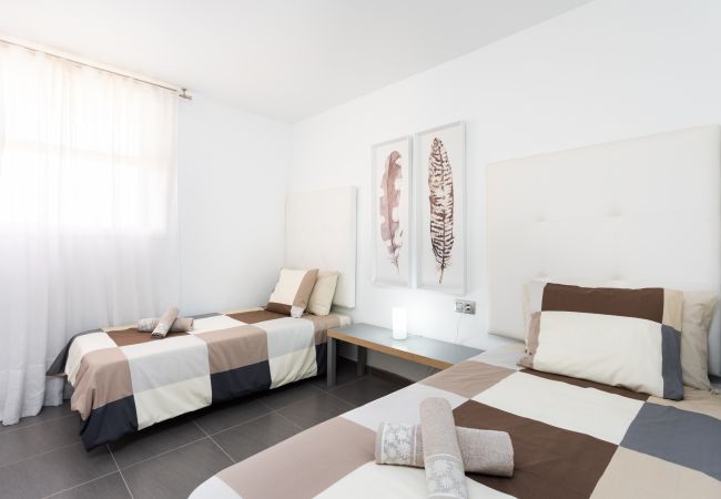 Apartamento en Los Cristianos - Frontline Penthouse with heated pool and parking Apartamento en Los Cristianos - Frontline Penthouse with heated pool and parking