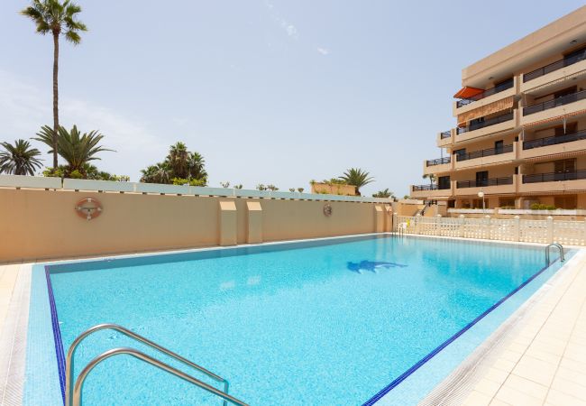 Apartamento en Los Cristianos - Frontline Penthouse with heated pool and parking Apartamento en Los Cristianos - Frontline Penthouse with heated pool and parking