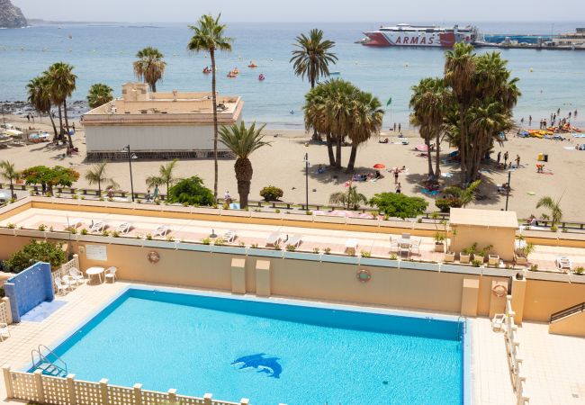 Apartamento en Los Cristianos - Frontline Penthouse with heated pool and parking