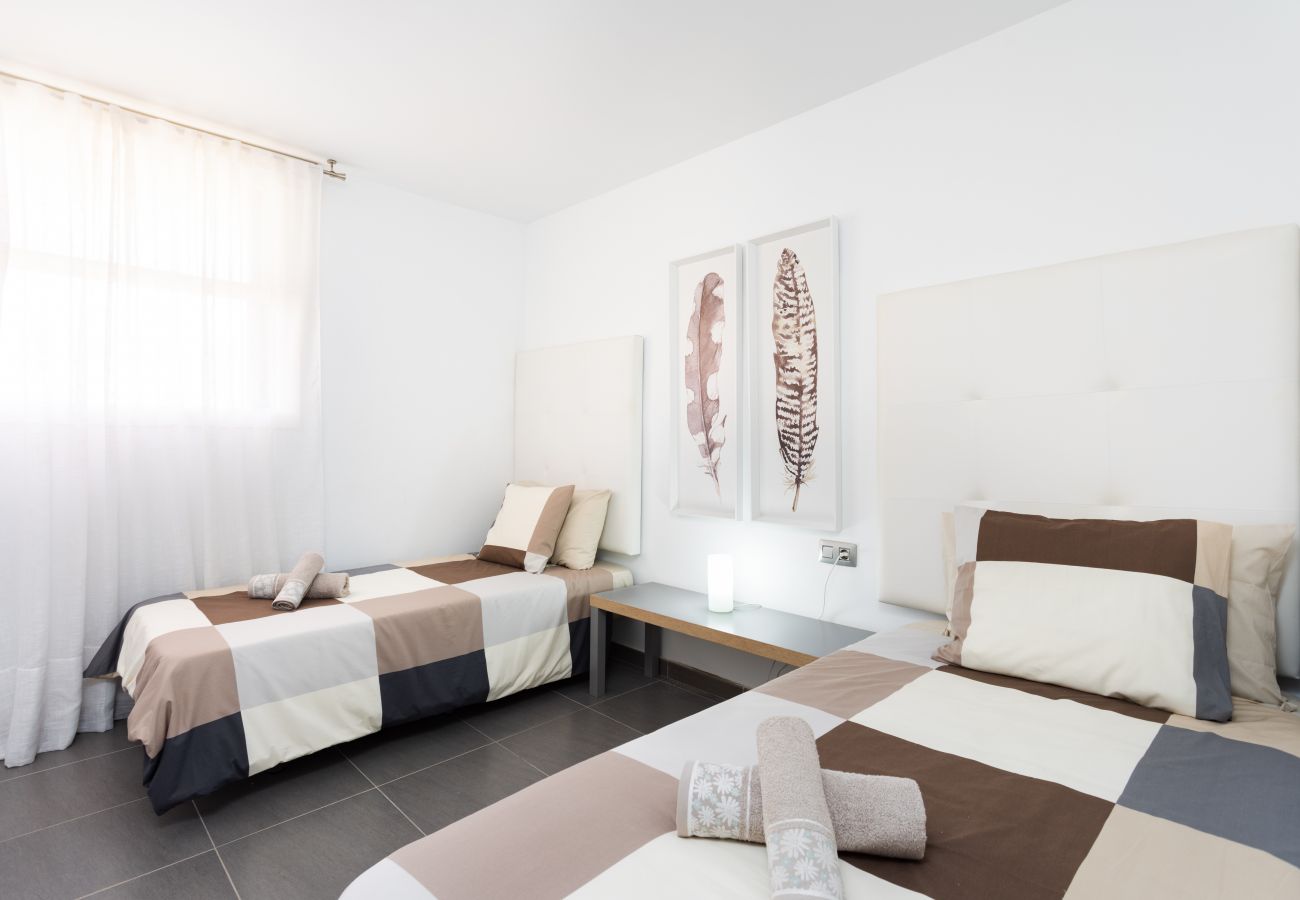 Apartamento en Los Cristianos - Frontline Penthouse with heated pool and parking Apartamento en Los Cristianos - Frontline Penthouse with heated pool and parking
