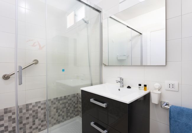 Apartamento en Los Cristianos - Frontline Playa las Vistas with pool, parking, sea Apartamento en Los Cristianos - Frontline Playa las Vistas with pool, parking, sea