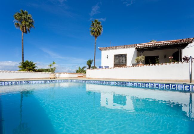 Villa/Dettached house in La Matanza de Acentejo - Casa Marianne with heateble pool