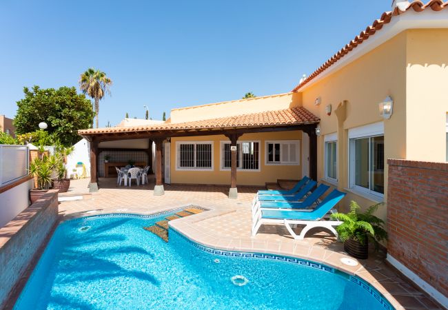 Villa/Dettached house in Callao Salvaje - Casa Ajabo with heateable pool