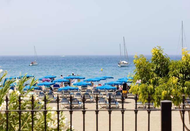  à Los Cristianos - Frontline Playa las Vistas with pool, parking, sea